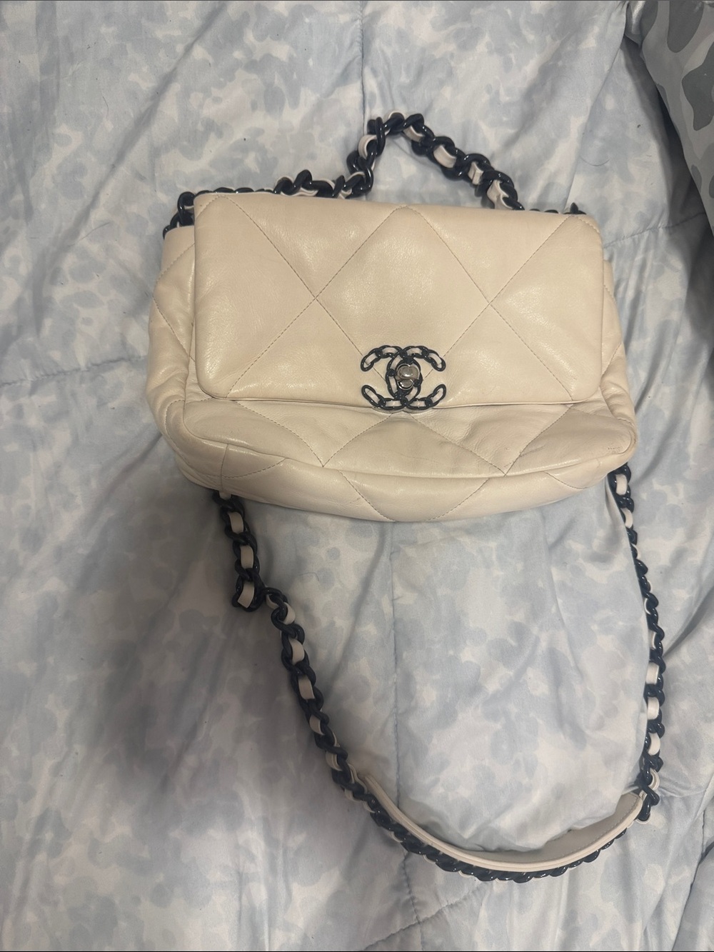 CHANEL Cream Quilted Leather Shoulder Bag with Black Chain